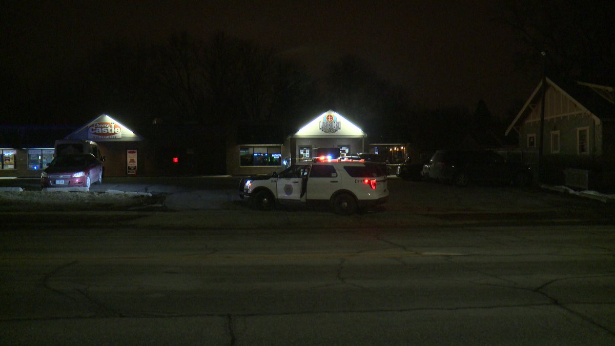 Des Moines police are investigating what caused an early morning shooting at a southside bar. It happened at the Overboard Sports Bar at 1101 Army Post Road around 1:30 Monday morning