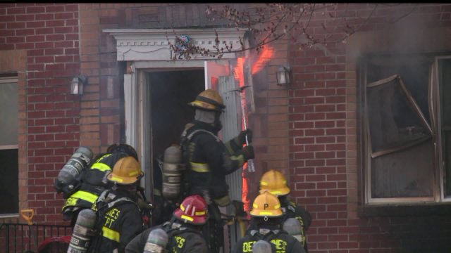 A Des Moines apartment building caught fire on Monday. Crews responded to a two-alarm fire in the 1700 block of Oakland Avenue