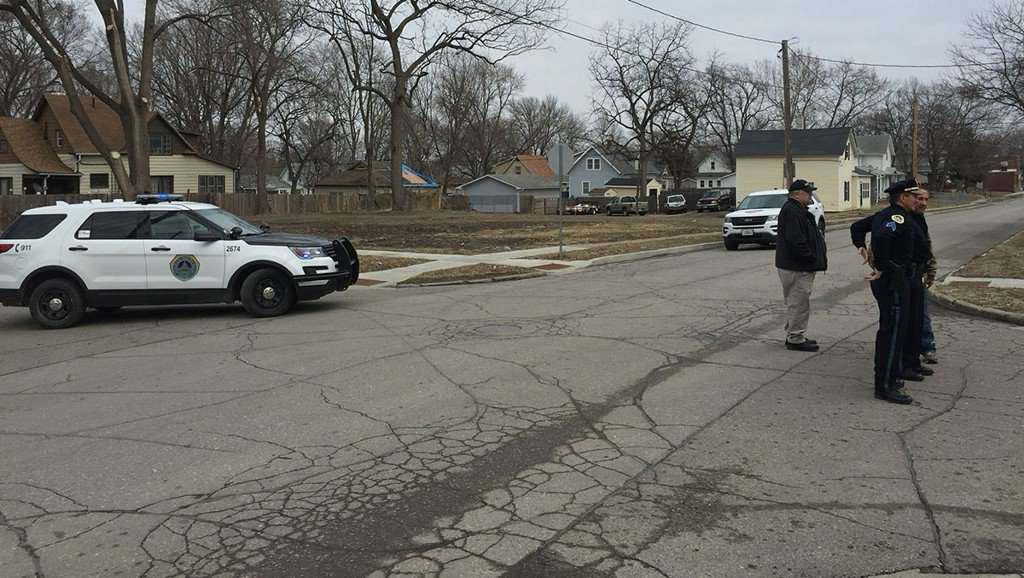 Des Moines police investigating rolling gun battle