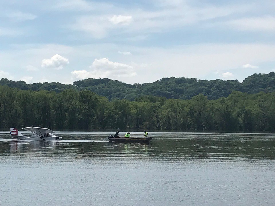 Amphiibious aircraft makes emergency landing on the river by Prairie Du Chien.  No injuries reported
