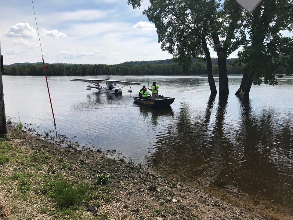 Amphiibious aircraft makes emergency landing on the river by Prairie Du Chien.  No injuries reported